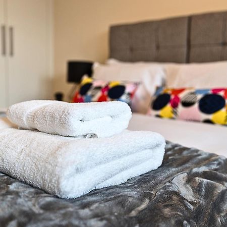 Heathrow Rare Find 2 Bedroom Plus 2 Bathroom Flat - Sleeps 6- Free Parking- Close To Heathrow Terminals-Quiet Development Stanwell Εξωτερικό φωτογραφία