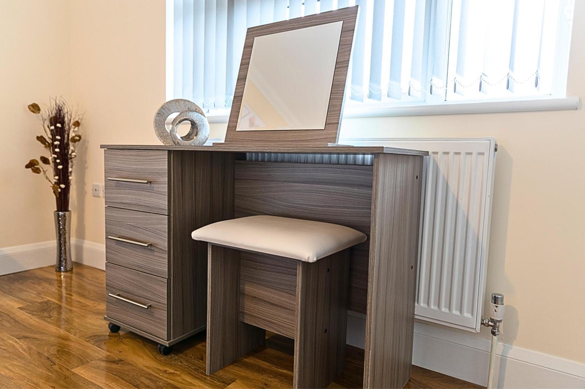 Heathrow Rare Find 2 Bedroom Plus 2 Bathroom Flat - Sleeps 6- Free Parking- Close To Heathrow Terminals-Quiet Development Stanwell Εξωτερικό φωτογραφία