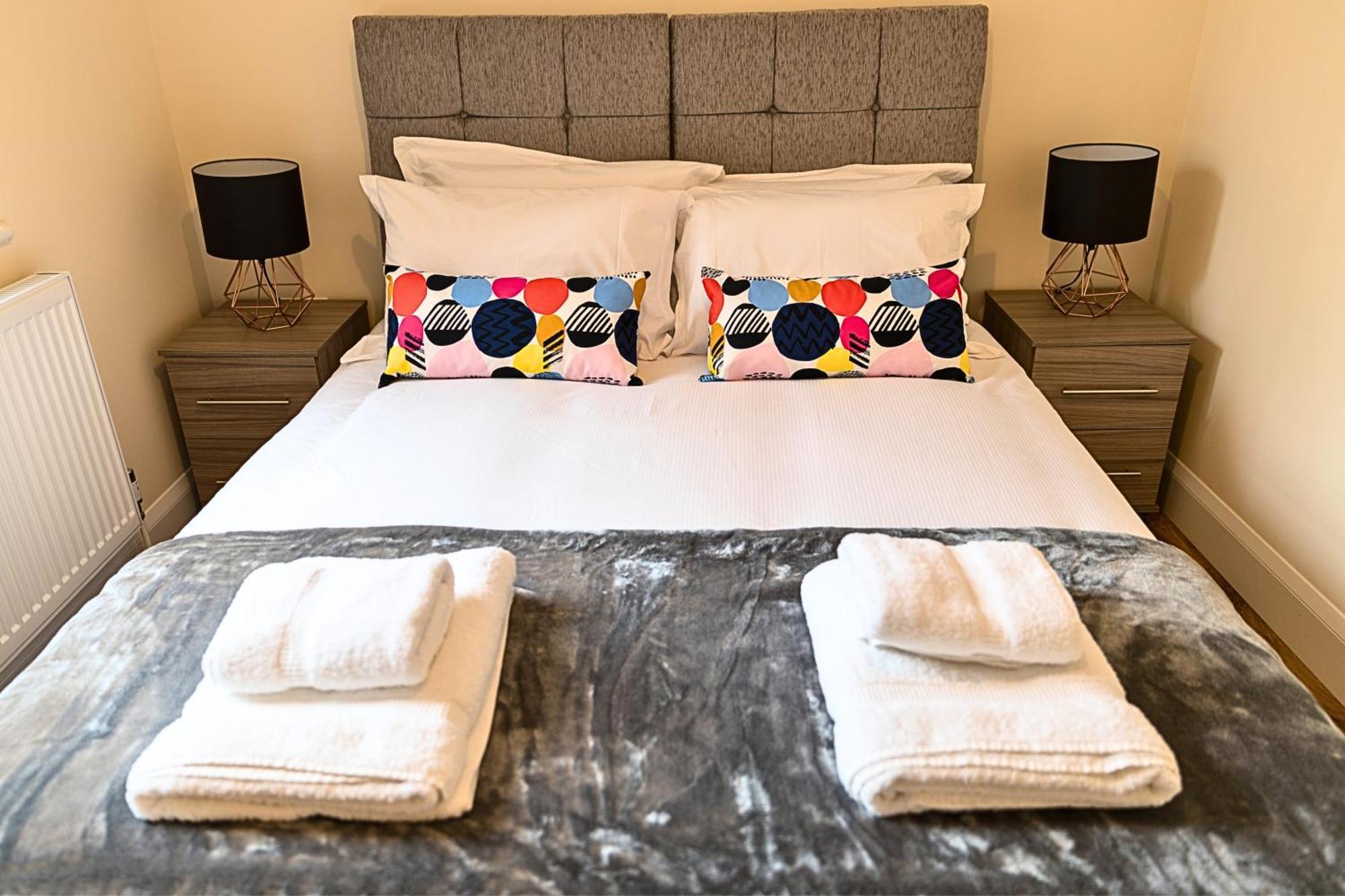 Heathrow Rare Find 2 Bedroom Plus 2 Bathroom Flat - Sleeps 6- Free Parking- Close To Heathrow Terminals-Quiet Development Stanwell Εξωτερικό φωτογραφία