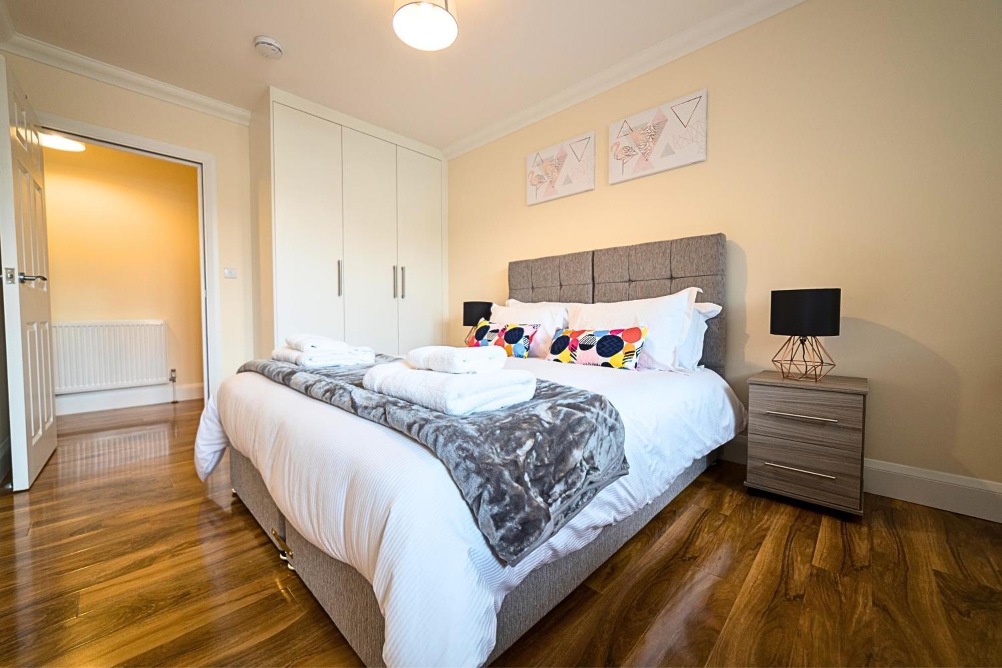 Heathrow Rare Find 2 Bedroom Plus 2 Bathroom Flat - Sleeps 6- Free Parking- Close To Heathrow Terminals-Quiet Development Stanwell Εξωτερικό φωτογραφία