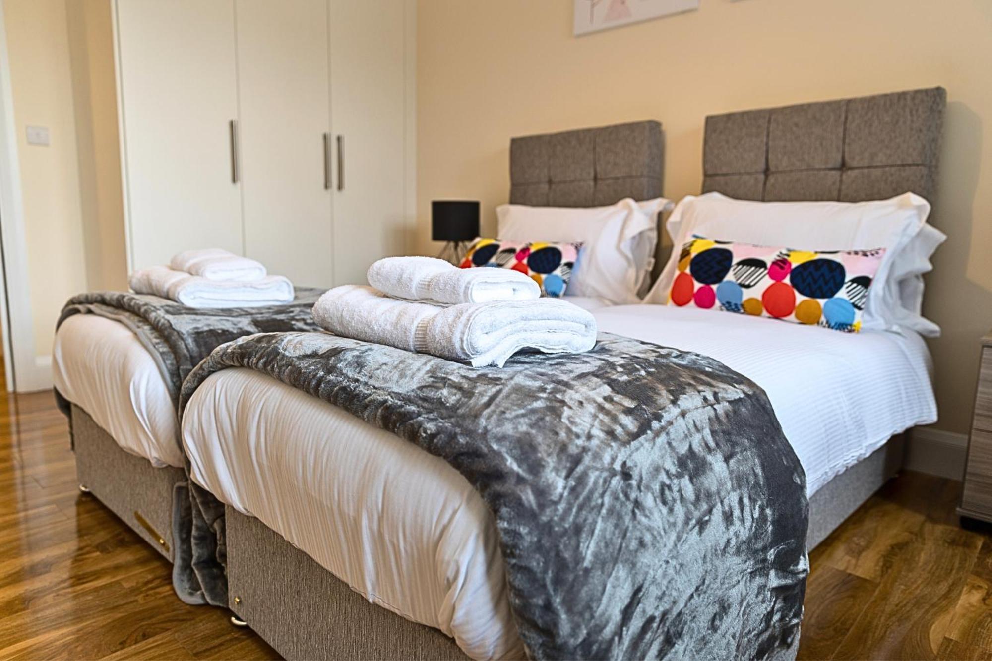 Heathrow Rare Find 2 Bedroom Plus 2 Bathroom Flat - Sleeps 6- Free Parking- Close To Heathrow Terminals-Quiet Development Stanwell Εξωτερικό φωτογραφία
