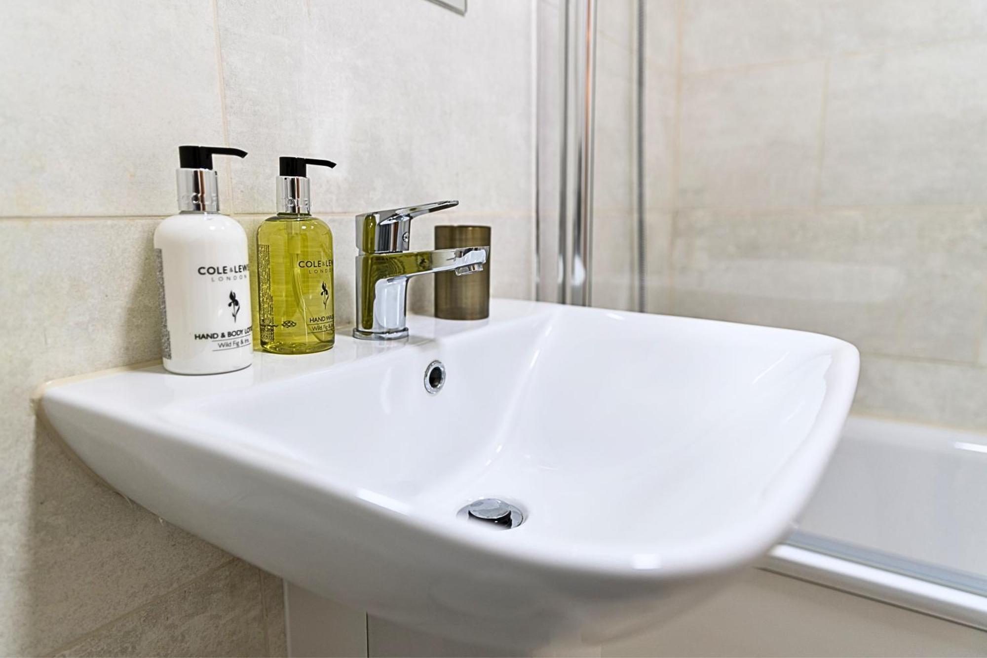 Heathrow Rare Find 2 Bedroom Plus 2 Bathroom Flat - Sleeps 6- Free Parking- Close To Heathrow Terminals-Quiet Development Stanwell Εξωτερικό φωτογραφία