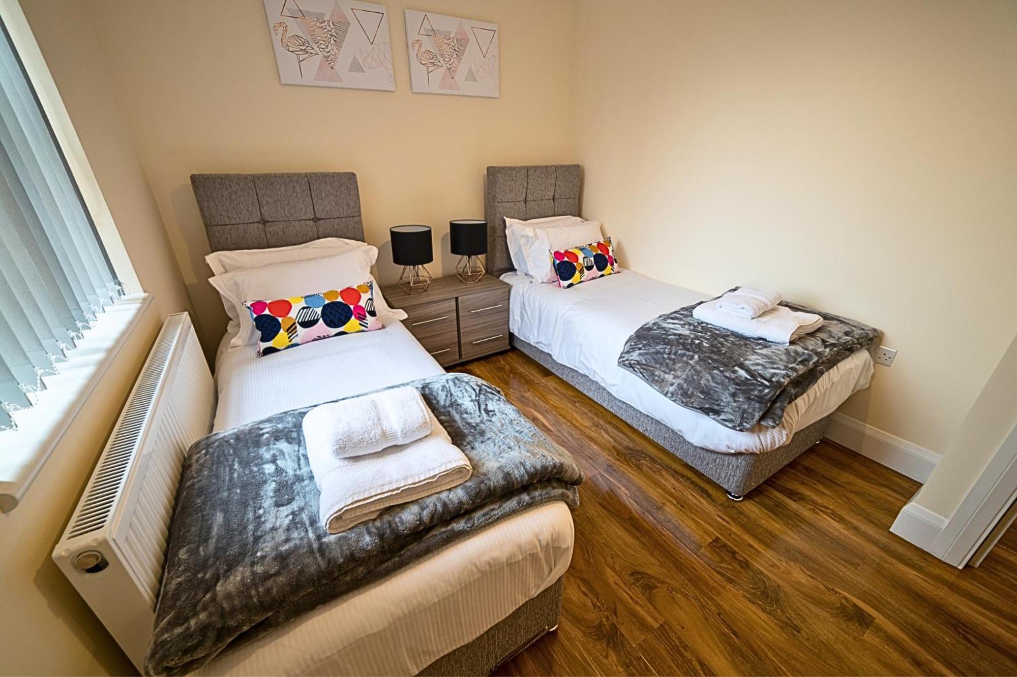 Heathrow Rare Find 2 Bedroom Plus 2 Bathroom Flat - Sleeps 6- Free Parking- Close To Heathrow Terminals-Quiet Development Stanwell Εξωτερικό φωτογραφία