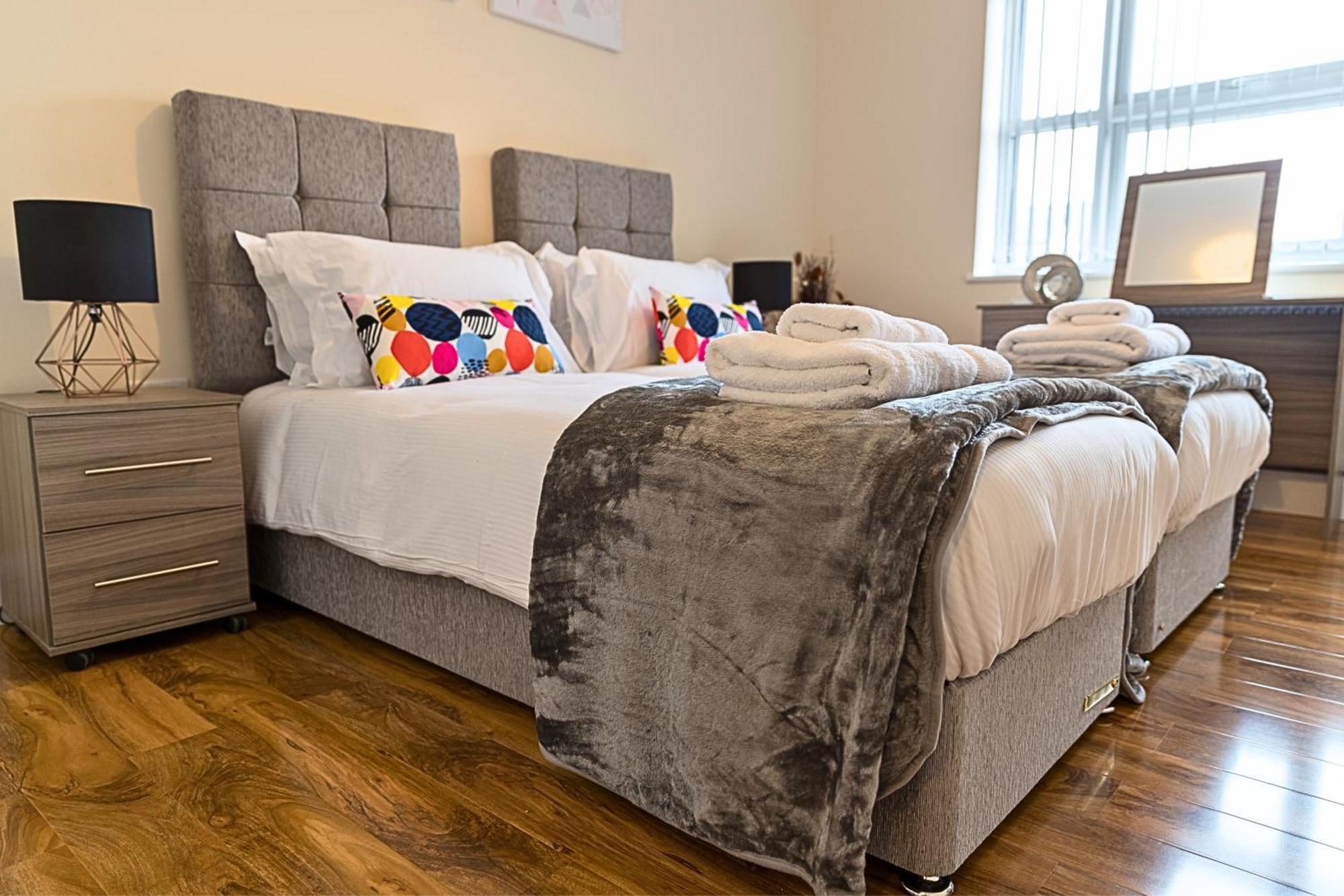 Heathrow Rare Find 2 Bedroom Plus 2 Bathroom Flat - Sleeps 6- Free Parking- Close To Heathrow Terminals-Quiet Development Stanwell Εξωτερικό φωτογραφία