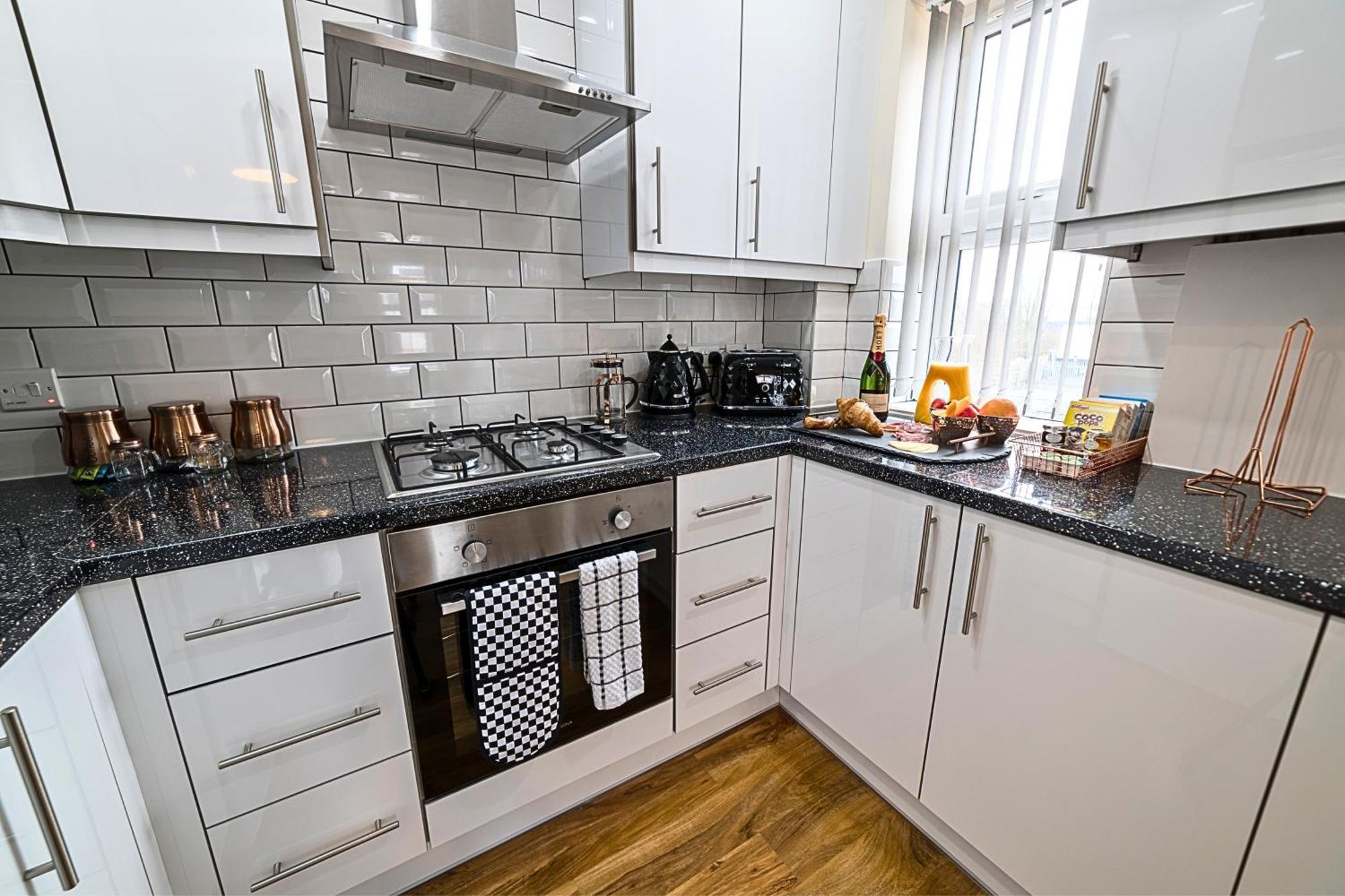 Heathrow Rare Find 2 Bedroom Plus 2 Bathroom Flat - Sleeps 6- Free Parking- Close To Heathrow Terminals-Quiet Development Stanwell Εξωτερικό φωτογραφία