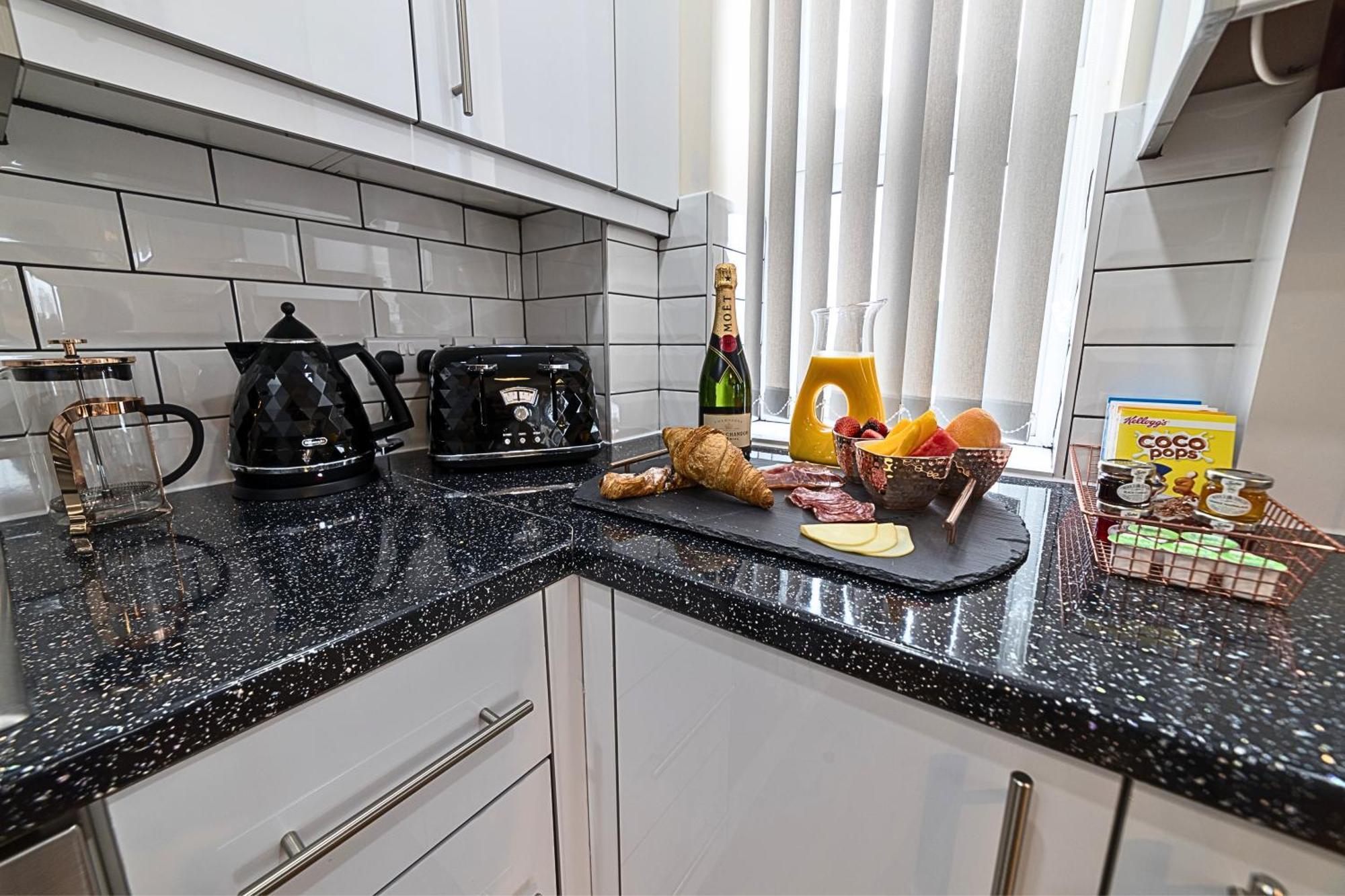 Heathrow Rare Find 2 Bedroom Plus 2 Bathroom Flat - Sleeps 6- Free Parking- Close To Heathrow Terminals-Quiet Development Stanwell Εξωτερικό φωτογραφία